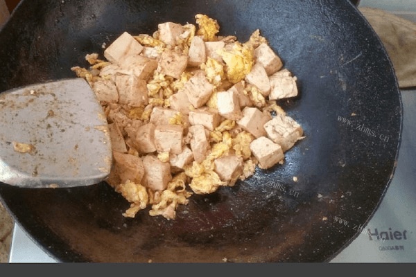 虾酱鸡蛋炒豆腐做法图解5)