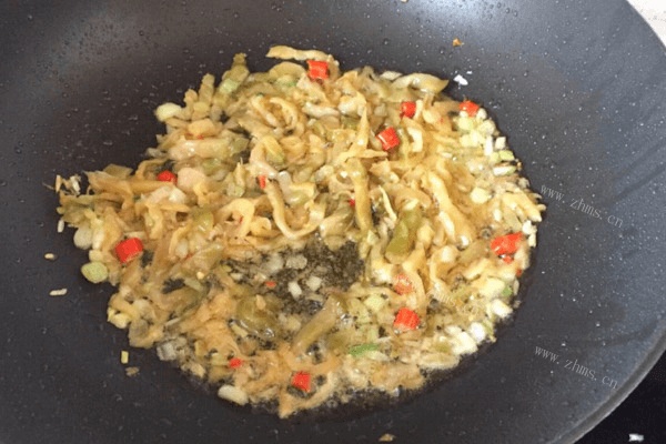 好吃到爆榨菜肉丝面做法图解4)