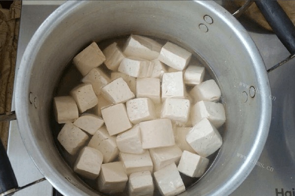虾酱鸡蛋炒豆腐做法图解1)