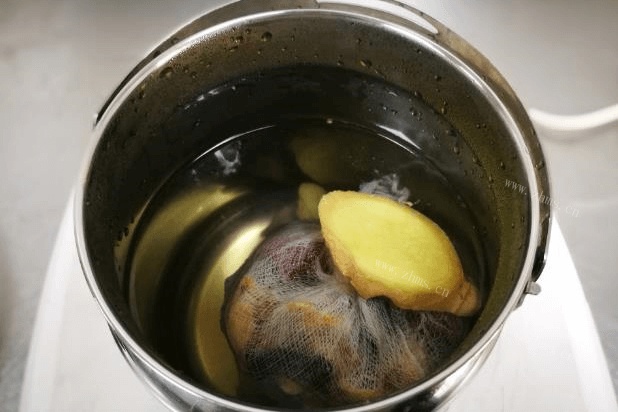 杜仲茶之杜仲党参乳鸽汤做法图解5)