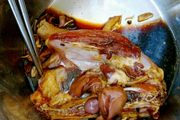 电饭煲酱油鸡的做法香喷喷的，超级好吃。做法图解1)