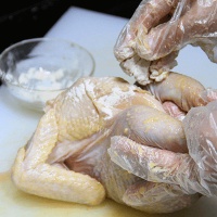 喜欢吃鸡的朋友，可以试试这种美味的盐焗鸡(电压力锅版)的做法的做法图解四