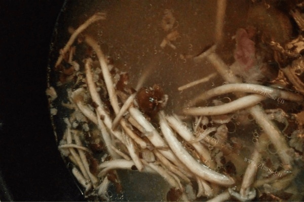 电饭锅版茶树菇鸡汤做法图解7)