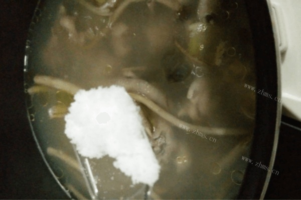 电饭锅版茶树菇鸡汤做法图解8)