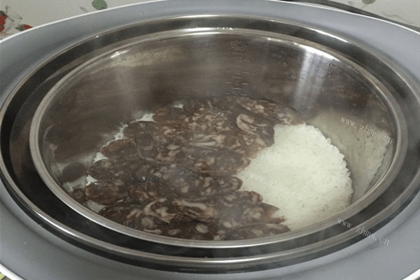 用电饭煲也能做出美味的煲仔饭？快来看看——电饭煲煲仔饭做法图解2)