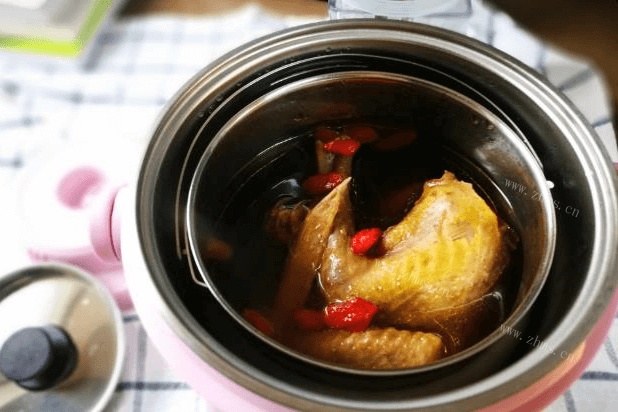 杜仲茶之杜仲党参乳鸽汤做法图解6)