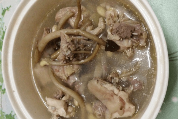 电饭锅版茶树菇鸡汤