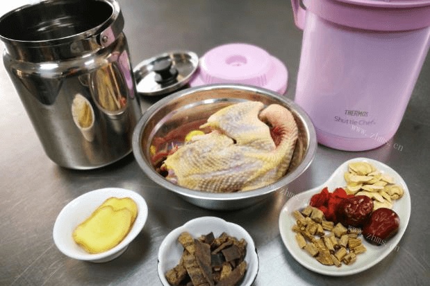 杜仲茶之杜仲党参乳鸽汤做法图解1)