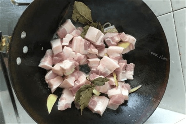 红烧肉炖土豆做法图解6)