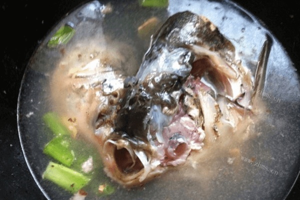 超简单的鱼头汤做法做法图解3)