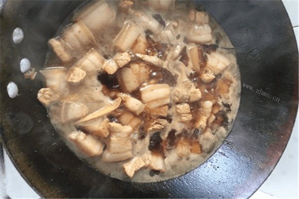 红烧肉炖土豆做法图解9)