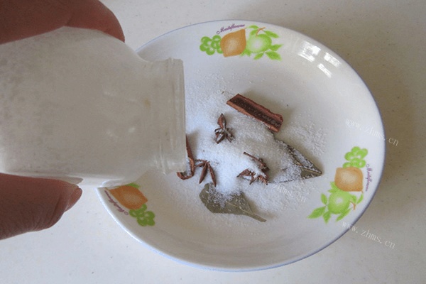 自制美味的腌咸蛋做法图解2)