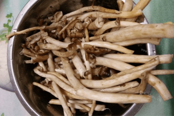 电饭锅版茶树菇鸡汤做法图解6)
