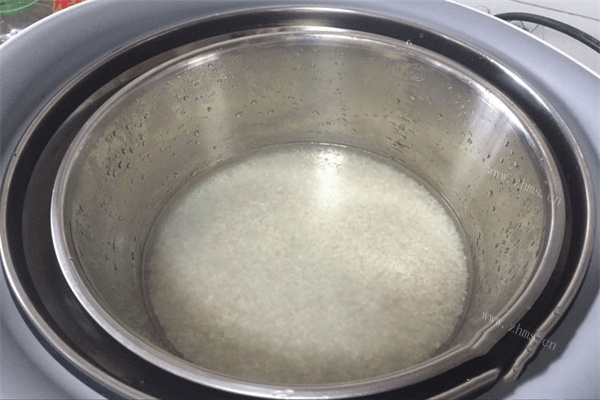 用电饭煲也能做出美味的煲仔饭？快来看看——电饭煲煲仔饭做法图解1)