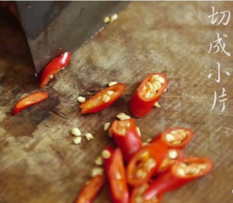 菜脯炒淡角鱼做法图解3)