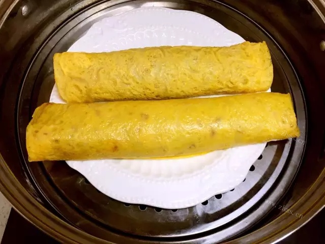 猪肉胡萝卜鸡蛋卷做法图解8)