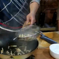 庄青山：誓要吃到菌菇汤~鲜露茶菇蒸藕汤的做法图解十一