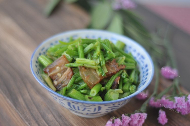 家常美食 芹菜炒腊肉做法图解5)