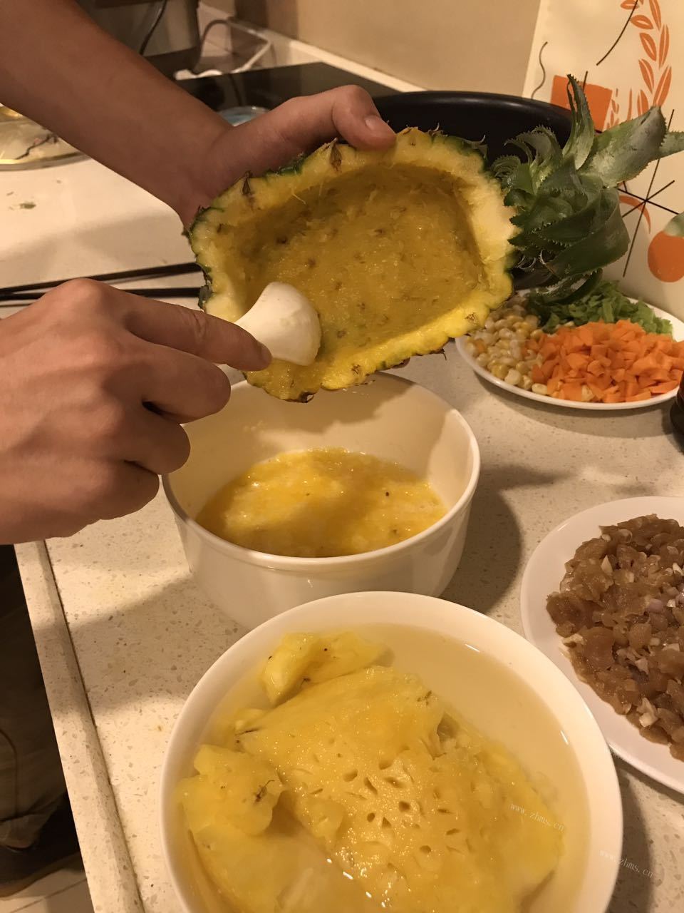 盛夏菠萝炒饭做法图解2)