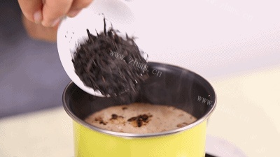 真的只花5分钟！马上喝上一杯焦糖奶茶做法图解3)