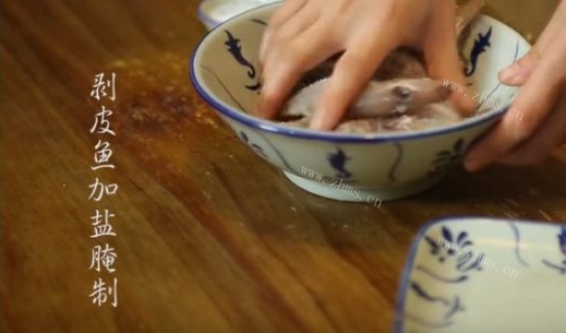 豆酱剥皮鱼做法图解2)