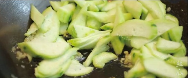 花生烧丝瓜做法图解4)