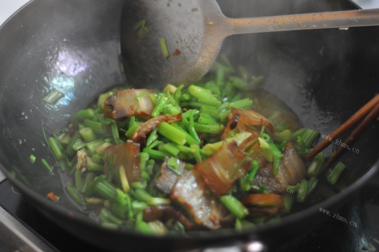 家常美食 芹菜炒腊肉做法图解4)