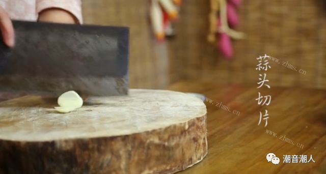 潮音潮人：白萝卜蒸排骨做法图解2)