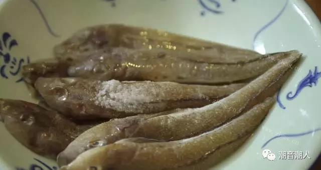 菜脯炒淡角鱼做法图解1)