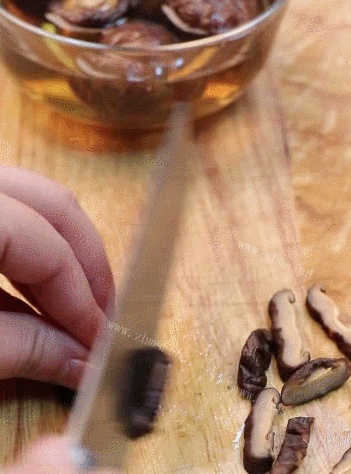 港式荷叶冬菇蒸鸡做法图解2)