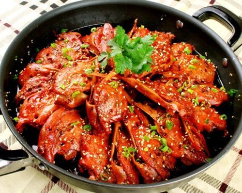 黄哈儿添香干锅麻辣鸭头做法图解3)