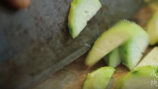 花生烧丝瓜做法图解1)