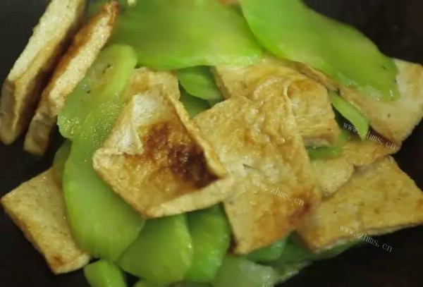 潮音潮人：鱼饼炒香菜骨做法图解4)