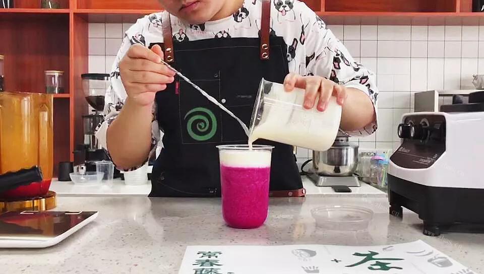 夏日去暑神器火龙果饮品系列做法图解5)