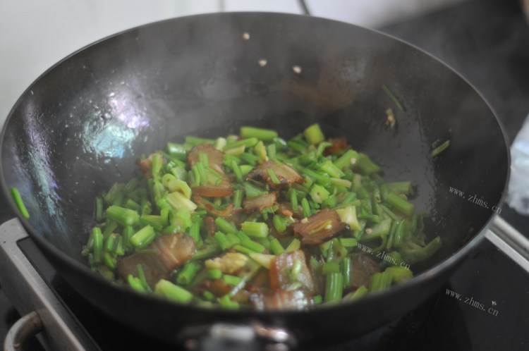家常美食 芹菜炒腊肉做法图解3)