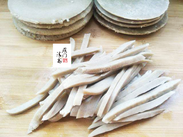 暖气太热，来一碗荞麦灌肠下下火做法图解4)