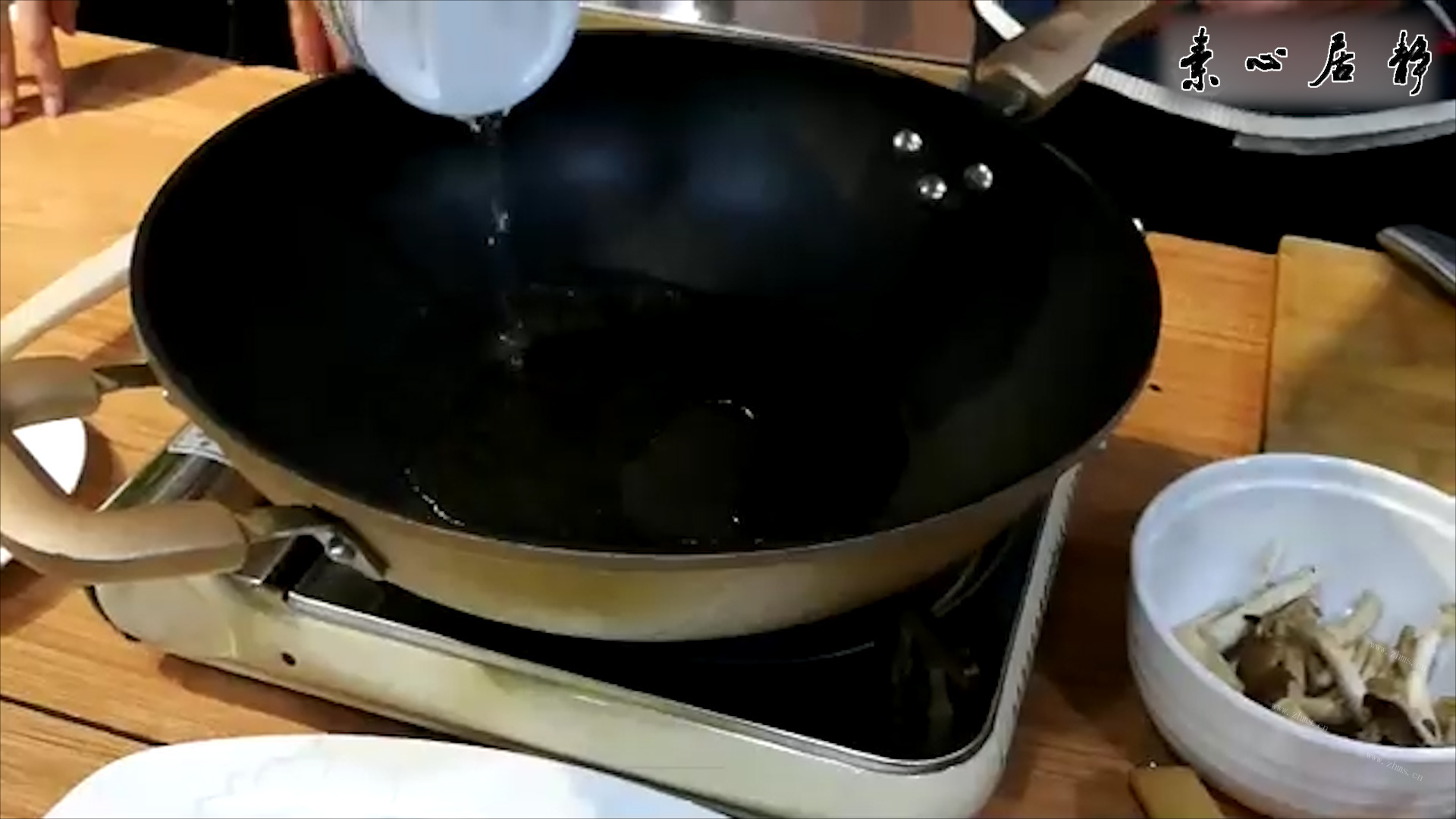 庄青山：誓要吃到菌菇汤~鲜露茶菇蒸藕汤做法图解9)