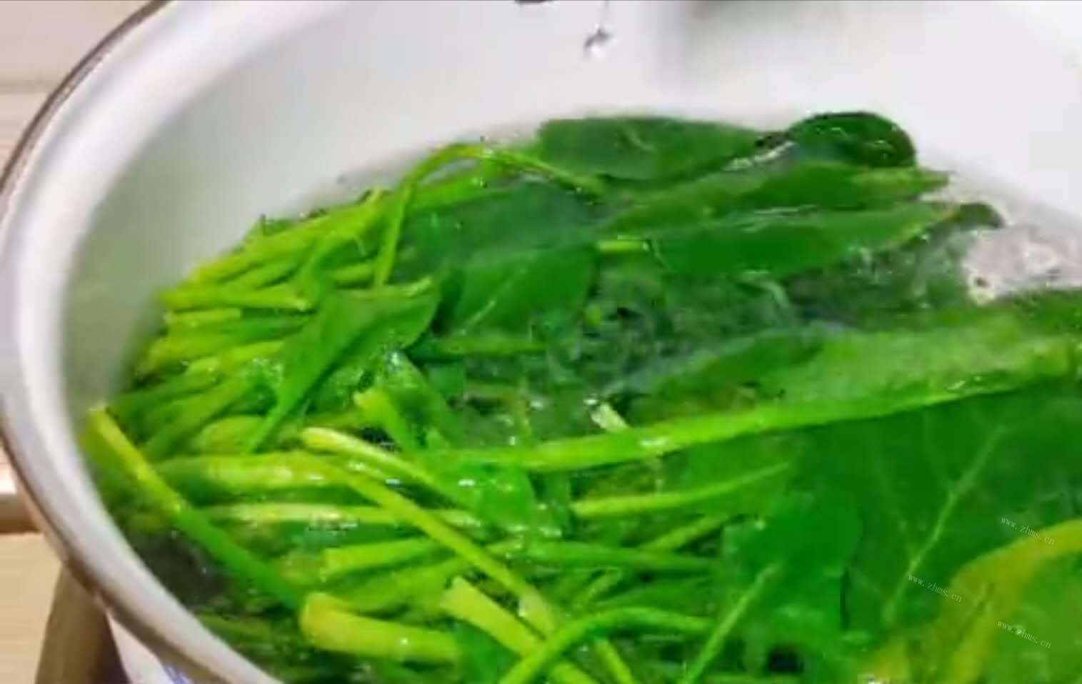 菠菜鸡蛋做法图解1)