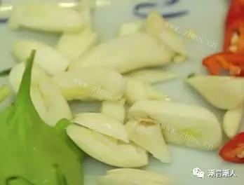 菜脯炒淡角鱼做法图解5)