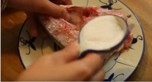 明心贡菜蒸鱼头做法图解1)