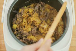 黄金土豆牛肉焖饭做法图解8)