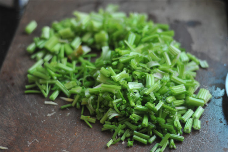 家常美食 芹菜炒腊肉做法图解1)