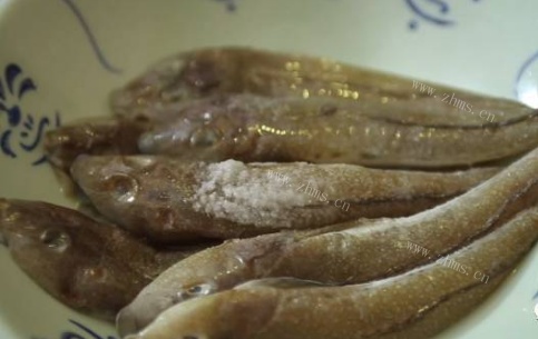菜脯炒淡角鱼做法图解1)