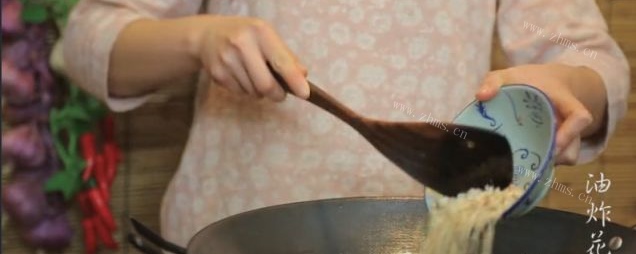 花生烧丝瓜做法图解3)