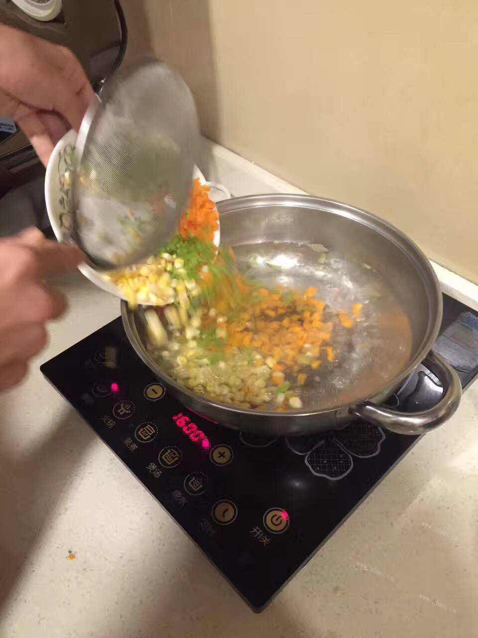 盛夏菠萝炒饭做法图解3)
