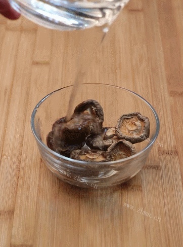 港式荷叶冬菇蒸鸡做法图解1)