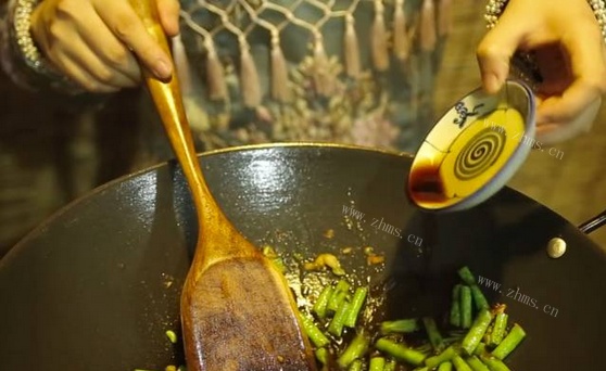 橄榄菜炒豆角做法图解5)