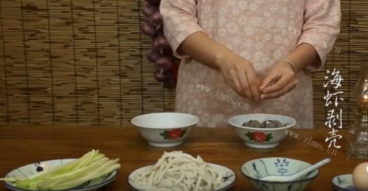 潮汕虾仁炒鱼面做法图解1)