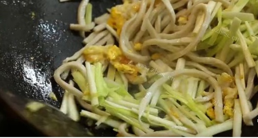潮汕虾仁炒鱼面做法图解2)