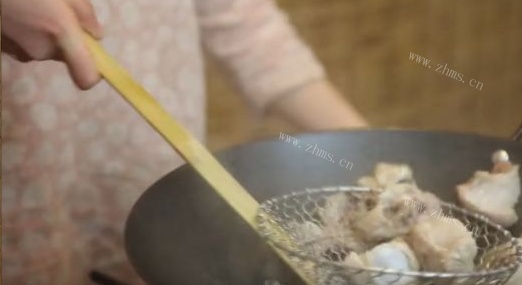 莲藕花生猪骨汤做法图解2)